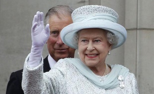 L'apparition au balcon du palais de Buckingham d'Elizabeth II saluée par les hourras d'une foule immense aux couleurs de l'Union Jack a conclu mardi en apothéose le quatrième et dernier jour des célébrations du jubilé, où seul manquait le prince Philip, hospitalisé.
