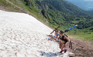 En face de l'objectif d'une amie photographe, deux jeunes femmes ont sorti leurs skis dans le massif pour glisser sur un névé entre le Frankenthal et le col de Falimont dans les Vosges fin mai.