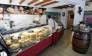Un comptoir de la Coopérative laitière du Pays Basque, le 30 octobre 2015 à Saint-Jean-Pied-de-Port