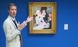 Cyrille Sciama, conservateur au musée d'arts de Nantes, devant «La fin du déjeuner» de Renoir.