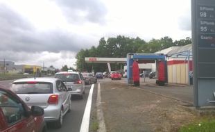 Dans les stations encore ouvertes, les files d'attente sont souvent longues.