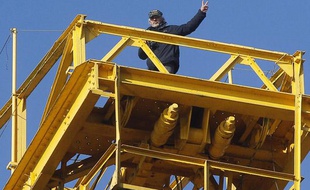 Serge Charnay, un père en détresse, se tient en haut d'une grue des chantiers navals, pour que son dossier de garde parentale soit rééxaminé par la justice, le 17 février 2013.