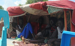 Photo fournie par les Nations Unies montrant le campement de Tomping à Juba au Soudan du Sud, le 16 juillet 2016 At least 300 people were killed and 42,000 fled their homes this month during four days of intense gun battles in the capital of South Sudan, the UN said July 15. Neighbouring Uganda and Sudan have begun to evacuate their nationals, while Ethiopia has offered to send additional troops to the UN peacekeeping there. The violence marks a fresh blow to last year's peace deal to end a civil war that began in December 2013 when President Salva Kiir accused Riek Machar, whom he had sacked a few months earlier from the post of vice president, of plotting a coup.