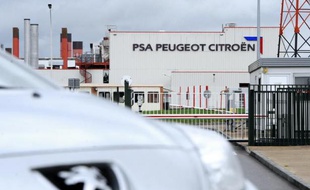 Une voiture devant l'usine PSA Peugeot Citroën à Rennes, en 2012