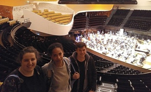 Clara, Mélissa et Etienne, les lecteurs de «20 Minutes» dans la grande salle de la Philharmonie de Paris.