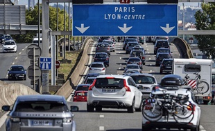 Le trafic est dense sur la route des vacances.