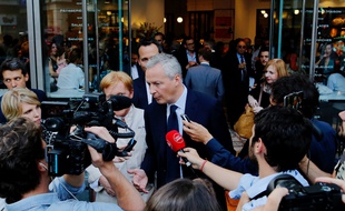 Bruno Le Maire parle aux médias après l'inauguration d'une boulangerie Maison Kayser à New York, le 28 juin 2017.