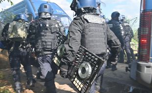 Sur son compte Twitter, le ministère de l'Intérieur a diffusé des photos de la saisie du matériel de sonorisation, dont une partie a été endommagé par les gendarmes.