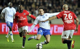 Le PSG, vainqueur de Caen (2-1) au Parc des Princes, a à son tour pris provisoirement les commandes de la Ligue 1 samedi, profitant de la défaite de Brest à Rennes (2-1), alors que l'OM a longtemps buté sur la défense toulousaine avant de trouver la faille (1-0).