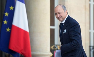 Le ministre français des Affaires étrangères, Laurent Fabius, qui a évoqué dimanche "des procédures juridiques" pour faire cesser une rumeur sur sa détention supposée d'un compte en Suisse, a engagé une démarche à l'égard de ce pays, a-t-on confirmé mardi dans son entourage.