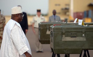 Le Mali a rendu hommage lundi aux deux journalistes français assassinés à Kidal (nord) et le président malien Ibrahim Boubacar Keïta a pris l'engagement de "tout faire" pour retrouver les assassins en collaboration avec la France.