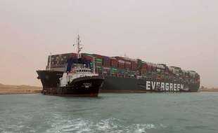 Un cargo s'est mis en travers du canal de Suez, le 24 mars 2021.