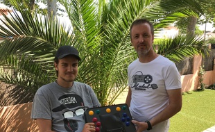 David et Théo avec la manette HandiGamer