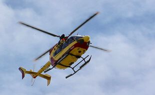 Un hélicoptère des pompiers lors d'une intervention de secours à la personne.
