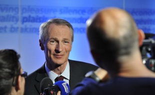 Le géant du pneumatiques Michelin va investir 2 milliards d'euros par an d'ici à 2015 afin d'améliorer ses parts de marché dans le monde et renforcer sa position dans les pays émergents, a affirmé lundi son patron Jean-Dominique Senard.