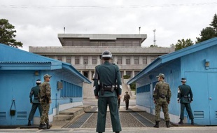 Corée du Sud et du Nord négociaient mercredi la reprise des réunions de familles séparées par la guerre, un sujet sensible que ses détracteurs accusent Pyongyang d'utiliser comme monnaie d'échange dans son bras de fer avec Séoul.
