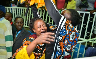 Des proches des étudiants massacrés à la Garissa University College au Kenya, le 4 avril 2015.