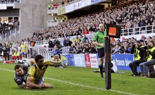 Clermont a consolidé sa 2e place au classement du Top 14 de rugby en infligeant une déroute à l'Aviron bayonnais (48-3), dimanche au Parc des sports Marcel-Michelin, signant ainsi sa 52e victoire consécutive à domicile, toutes compétitions confondues.