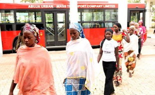 Quelques-unes des lycéennes de Chibok enlevées par Boko Haram et qui ont réussi à s'échapper de leurs ravisseurs arrivent le 22 juillet 2014 à Abuja pour rencontrer le président nigérian