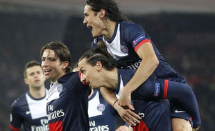 La joie de Maxwell, Ibrahimovic et Cavani après un but de Paris face à l'Olympiakos, le 27 novembre 2013