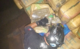 Les douaniers ont saisi près de quatre tonnes de résine de cannabis à bord du navire