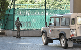 Un militaire de l'opération Sentinelle à l'endroit où une voiture a foncé dans plusieurs soldats, à Levallois