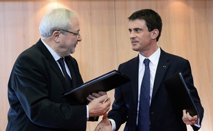 Le Premier ministre Manuel Valls, à droite, aux côtés de Jean-Paul Huchon, président de la région Île-de-France, pour la signature du contrat Etat-région le 16 février 2015 à Paris.