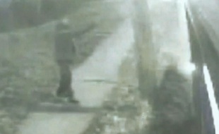 Un homme tire sur un bus à Kansas CIty le 30 décembre 2014.