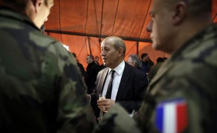 Le laboratoire se trouve dans le complexe aéroportuaire militaire de Kaboul, une vaste zone ultra-sécurisée où le contingent français a ses quartiers.De l'extérieur, rien ne laisse penser qu'il s'agit d'une unité scientifique: l'installation est faite de gros blocs modulables posés sur un sol aride.