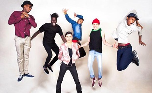 Blanca Li et ses danseurs pour la reprise de son spectacle Elektro Kif à la Cigale en avril 2013.