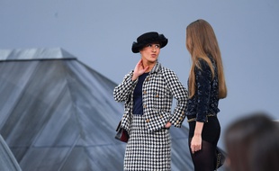 Gigi Hadid s'approche d'une femme pendant la finale et l'escorte hors du défilé Chanel.