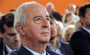 Pour la première fois un témoin interrogé dans l'enquête sur l'affaire Karachi a cité sur PV le nom d'Edouard Balladur comme destinataire de rétrocommissions liées à des contrats d'armement, a indiqué jeudi une source proche de l'enquête, confirmant une information de Paris Match.