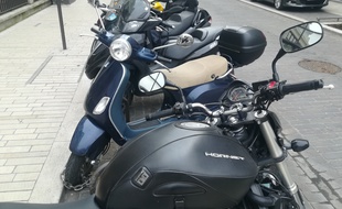 Scooters et motos en stationnement à Vincennes.