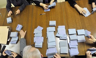 Des personnes participent au dépouillement des votes, le 14 mars 2010 à Jumeaux, lors du premier tour des élections régionales.
