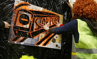 Action des anti pub dans le métro à Lille.