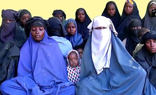 Une nouvelle vidéo diffusée par le groupe djihadiste nigérian Boko Haram, montre 14 lycéennes présumées de Chibok