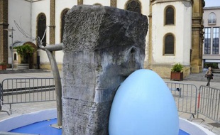 La fontaine créée par Alain Mila repeinte en bleu par la mairie FN à Hayange en Moselle le 28 juillet 2014