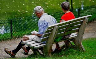 Illustration de personnes âgées sur un banc.