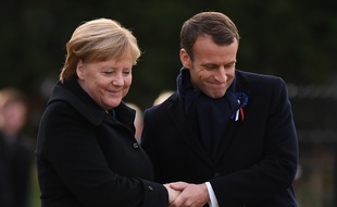 Emmanuel Macron et Angela Merkel ont dévoilé samedi 10 novembre 2018 une plaque pour commémorer l'armistice de 1918.