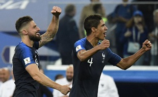 Giroud et Varane célèbrent la victoire contre la Belgique.