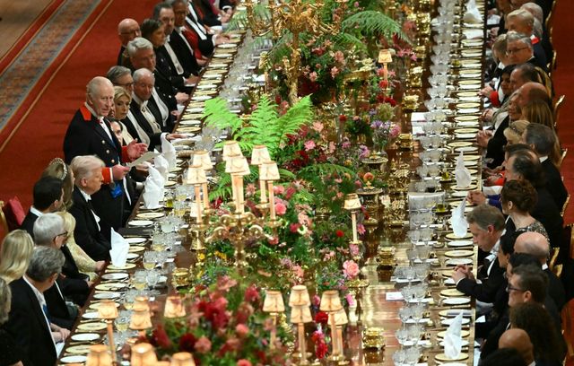 Le roi Charles III (à gauche) se tient aux côtés du président américain Donald Trump pour prononcer un discours. Le roi Charles III a l'« engagement personnel » de Donald Trump pour tenter de mettre fin aux conflits dans le monde.

