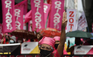 Une femme birmane en tête d'une manifestation contre le putsch militaire