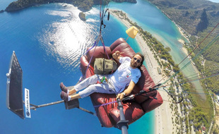 Cet été, le parapentiste professionnel, Hasan Kaval a transporté son salon dans les airs au dessus de la Turquie.