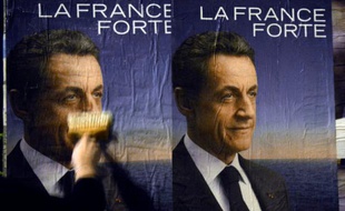 Un militant UMP colle des affiches de campagne, le 11 mai 2012 à Saint-Grégoire près de Rennes