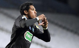 Un des deux derniers petits poucets, Bourg-Péronnas (CFA, 4e division), habitué aux exploits en Coupe de France, recevra en 8e de finale Marseille (L1), qui a eu du mal dimanche pour éliminer (3-1 a.p.) Le Havre (L2) en 16e de finale au Vélodrome.