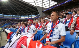 Willy Pasche et le groupe de supporters des OL Ang'Elles, ici lors de la finale de Ligue des champions 2017 à Cardiff contre le PSG (0-0, 7-6 aux tirs au but).