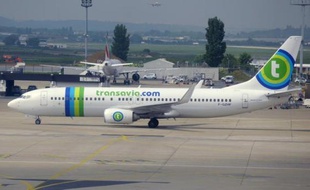 Un avion de la compagnie Transavia, filiale de Air France, sur le tarmac de l'aéroport d'Orly le 17 mai 2013