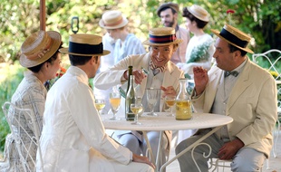 Stéphane Bern se prépare à déguster un verre d'absinthe dans «La fabuleuse histoire du restaurant».