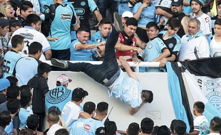 Emanuel Balbo a été jeté par d'autres supporters de Belgrano
