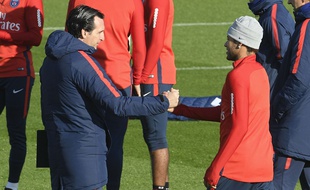 Neymar et Unai Emery, lors d'un entraînement au Camp des Loges, le 16 novembre 2017.